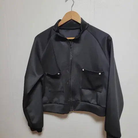 블랙 포켓 크롭 점퍼