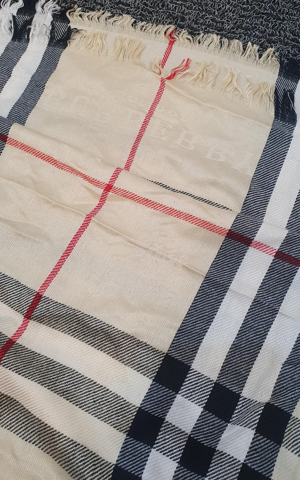 버버리 숄겸머플러입니다넓은 숄겸용이라 다양하게활용가능.