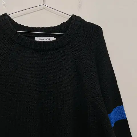 슬로우에시드 배색 래글런 트임 오버핏 니트