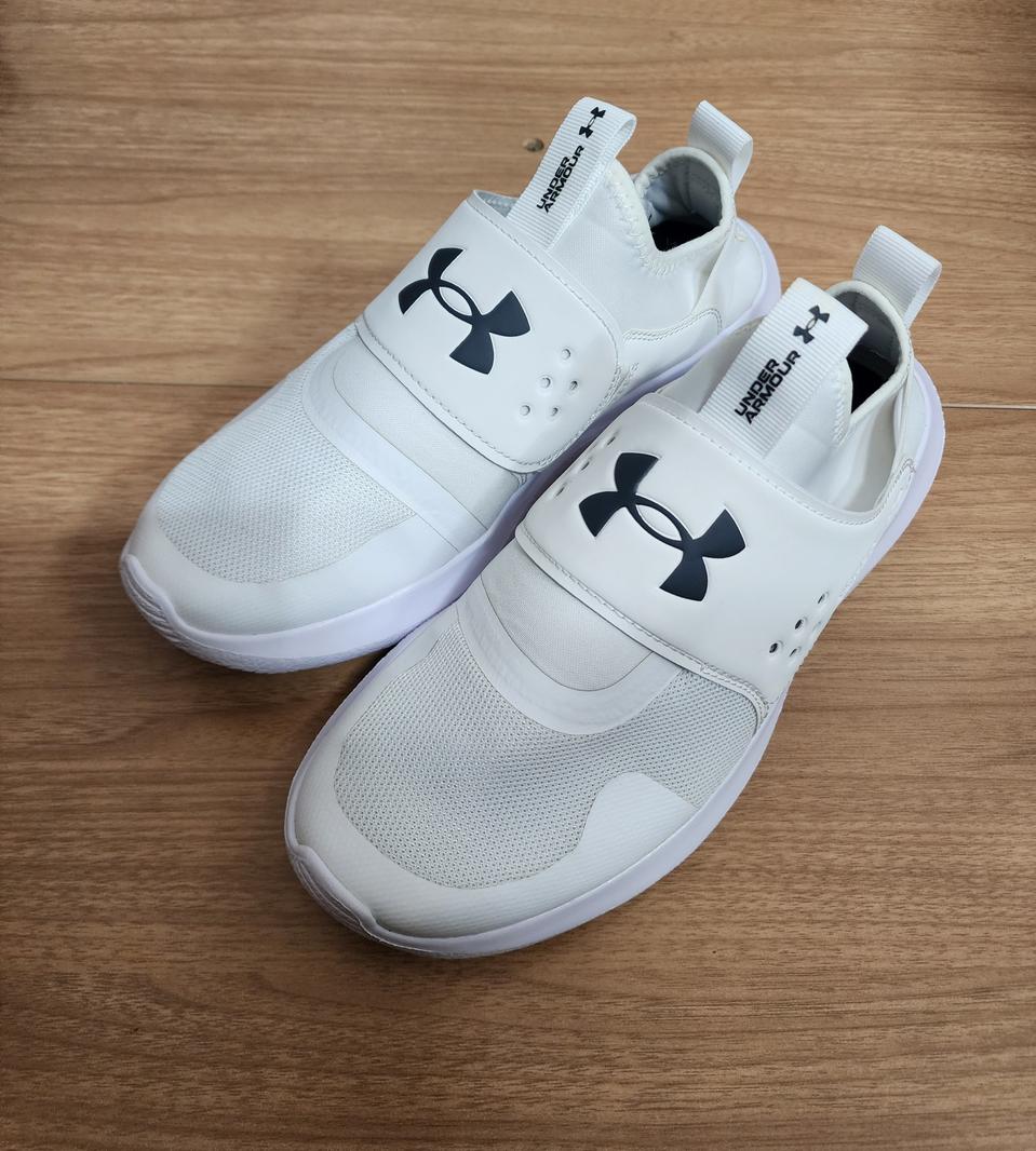 언더아머 UA 런플레이 런닝화 화이트  270