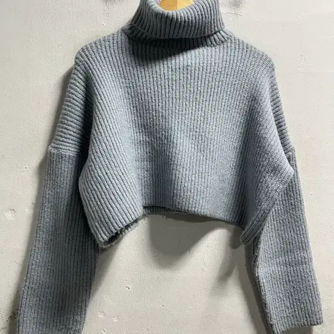 Free vivid 루즈핏 폴라넥 크롭 니트 정품