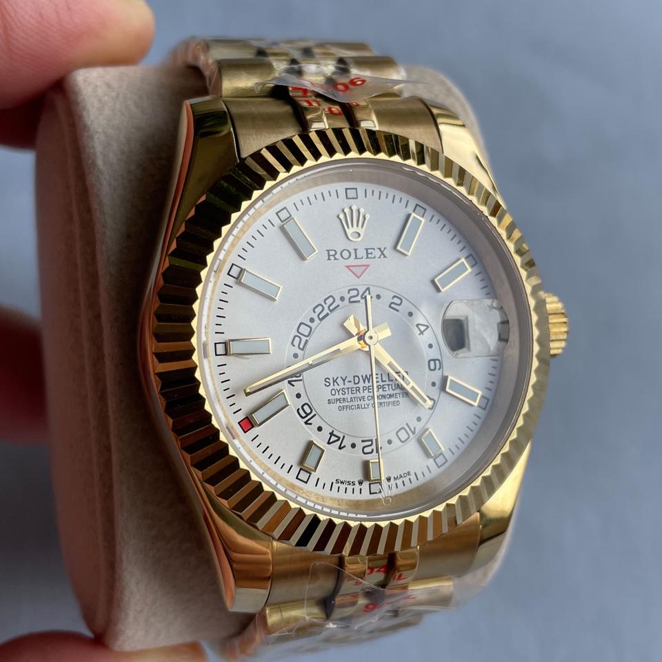 롤렉스 스카이드웰러 골드 화이트 시계 판매합니다.