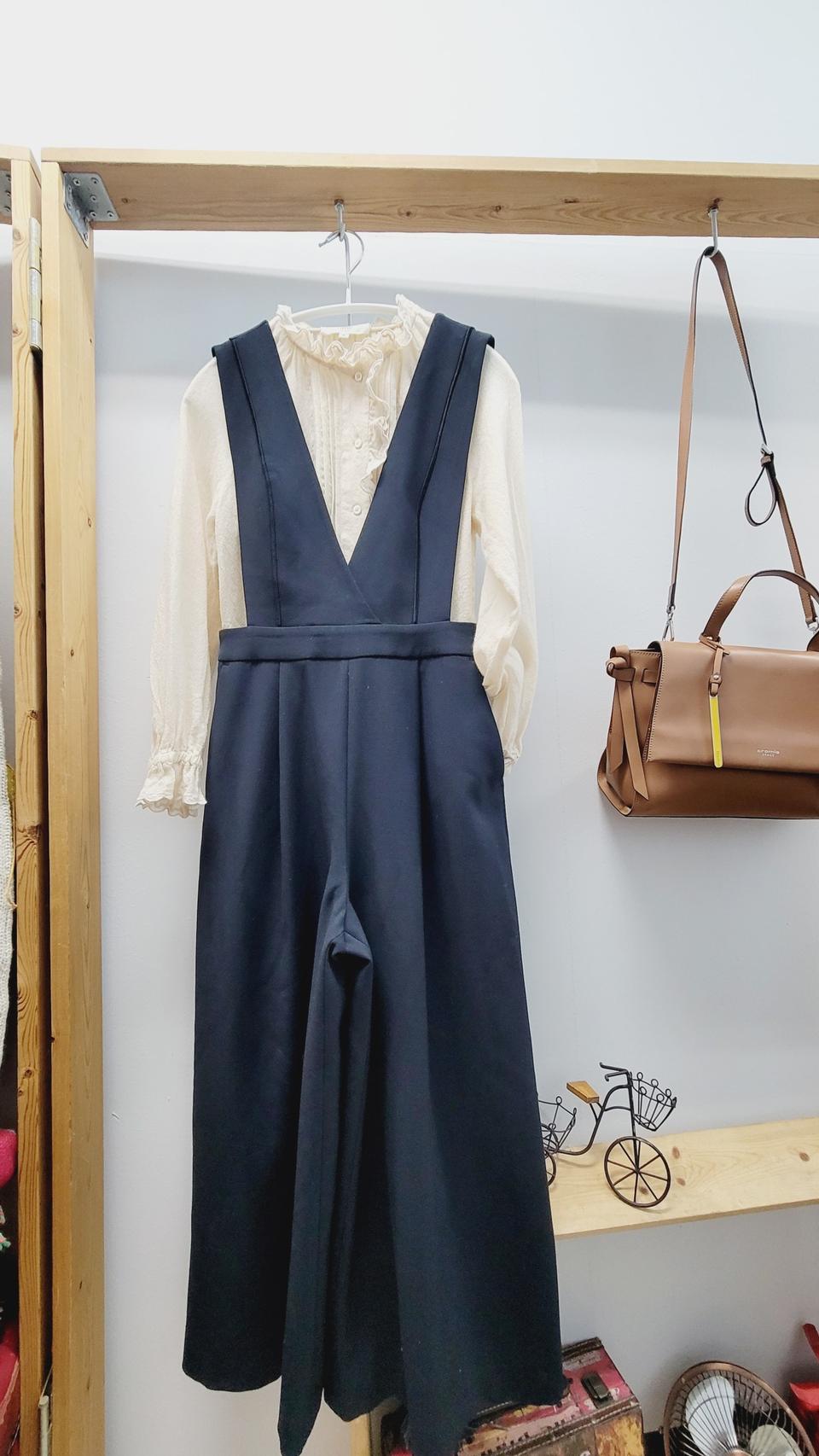 바네사브루노아떼 프릴자수 울 블라우스. 매긴 점프수트