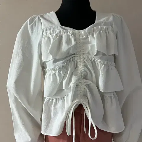 캉캉프릴스트링블라우스