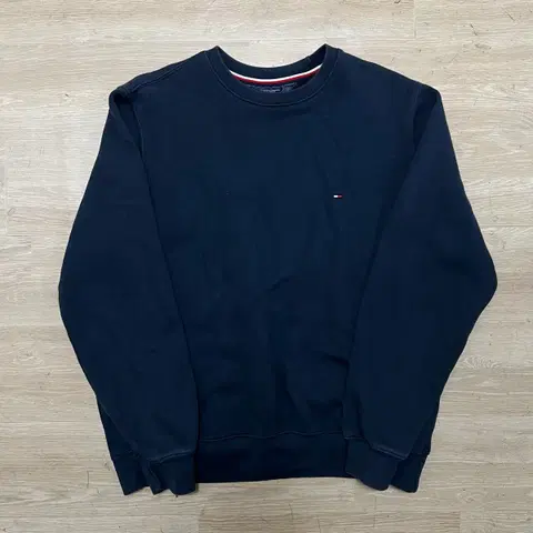 타미힐피거 스몰플래그 기모 맨투맨 크루넥 티셔츠 [네이비] L/100