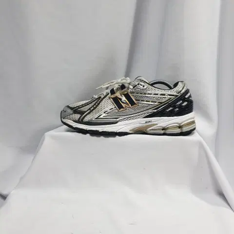빈티지하서 240 뉴발란스 1906R 메탈릭 골드 스니커즈