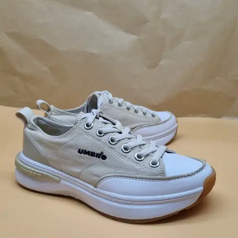 엄브로 토비 여성스니커즈240 굽4