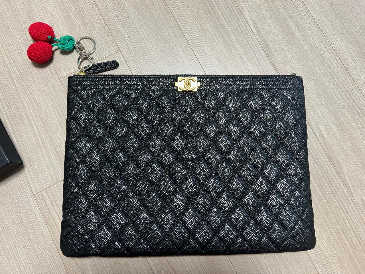 샤넬 보이 클러치백