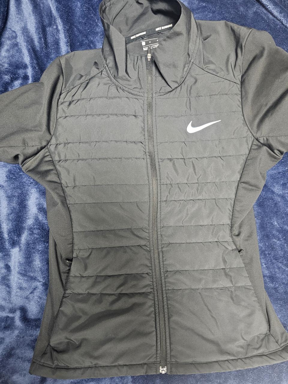 나이키 러닝 라인의 경량 패딩 L