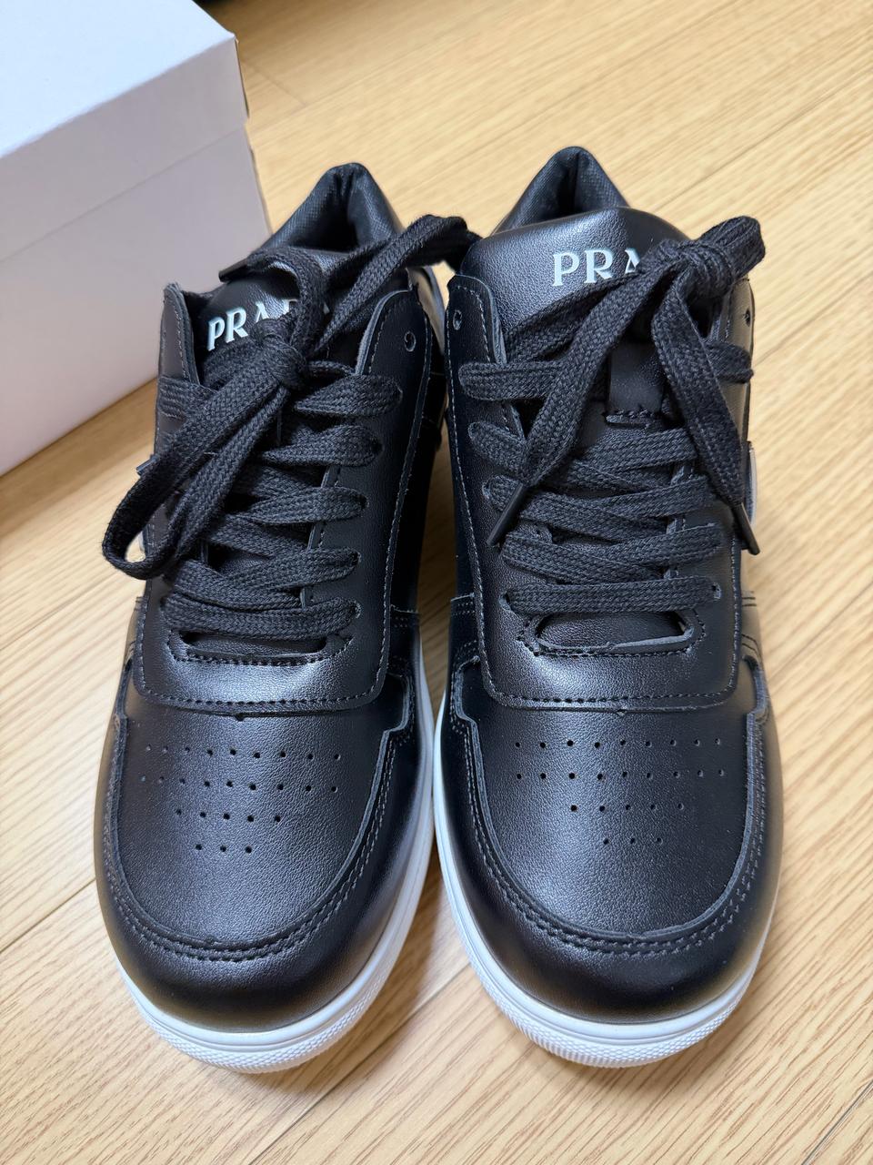프라다 공용 스니커즈 250