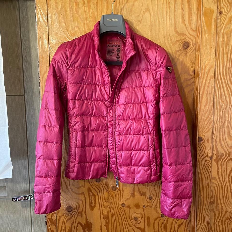 프라다 삼각로고 패딩 판매 합니다.