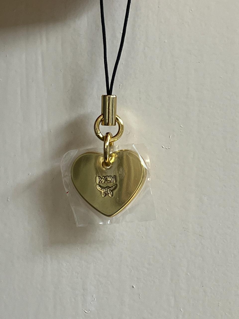 (새상품) MCM 금색 하트 열쇠고리 폰스트랩참 키링