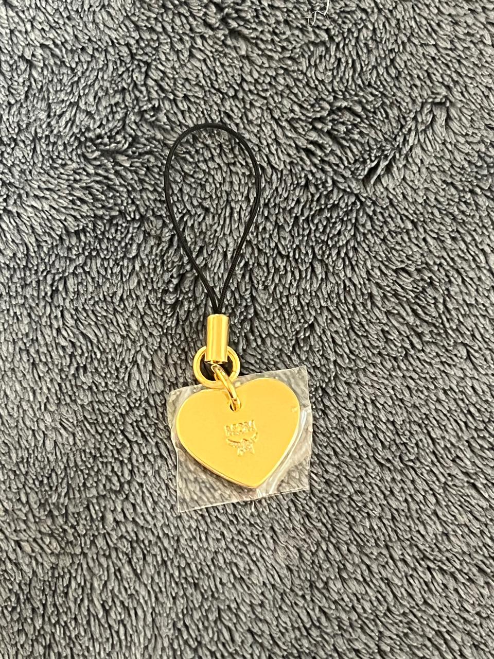 (새상품) MCM 금색 하트 열쇠고리 폰스트랩참 키링