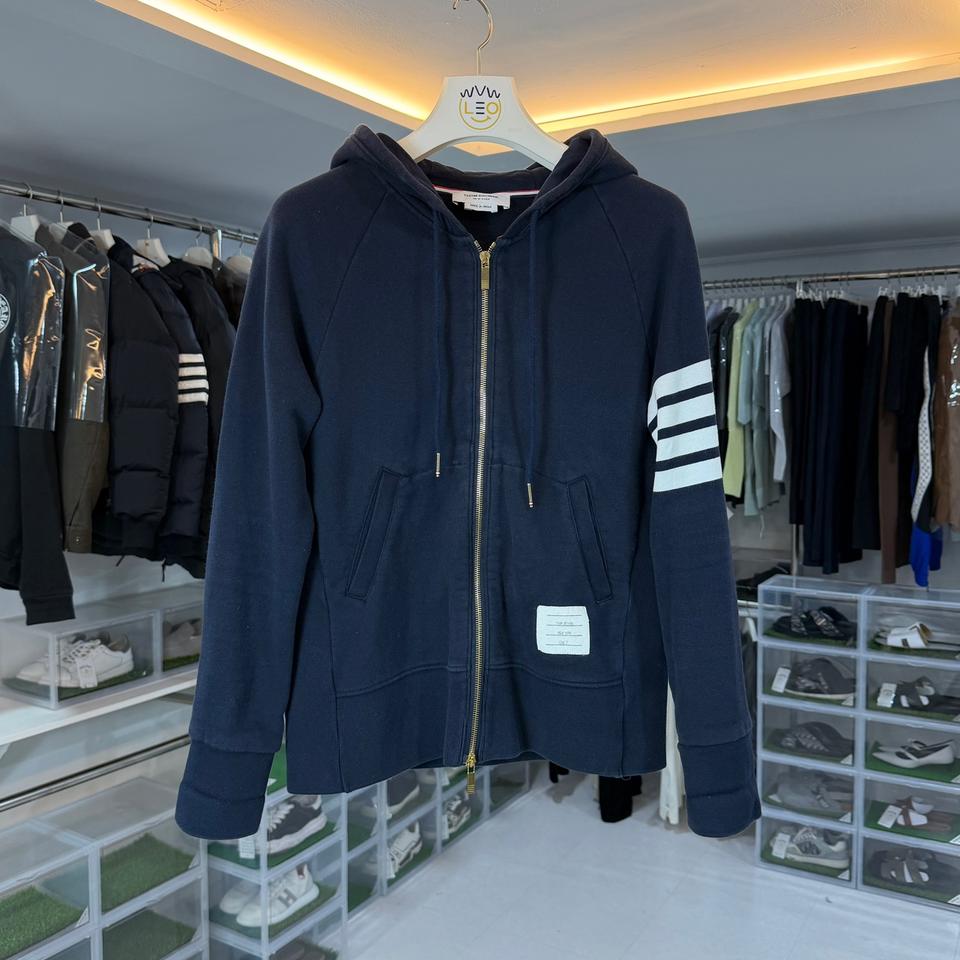 [리오브전포점] 톰브라운 사선 완장 자수 금장 후드집업