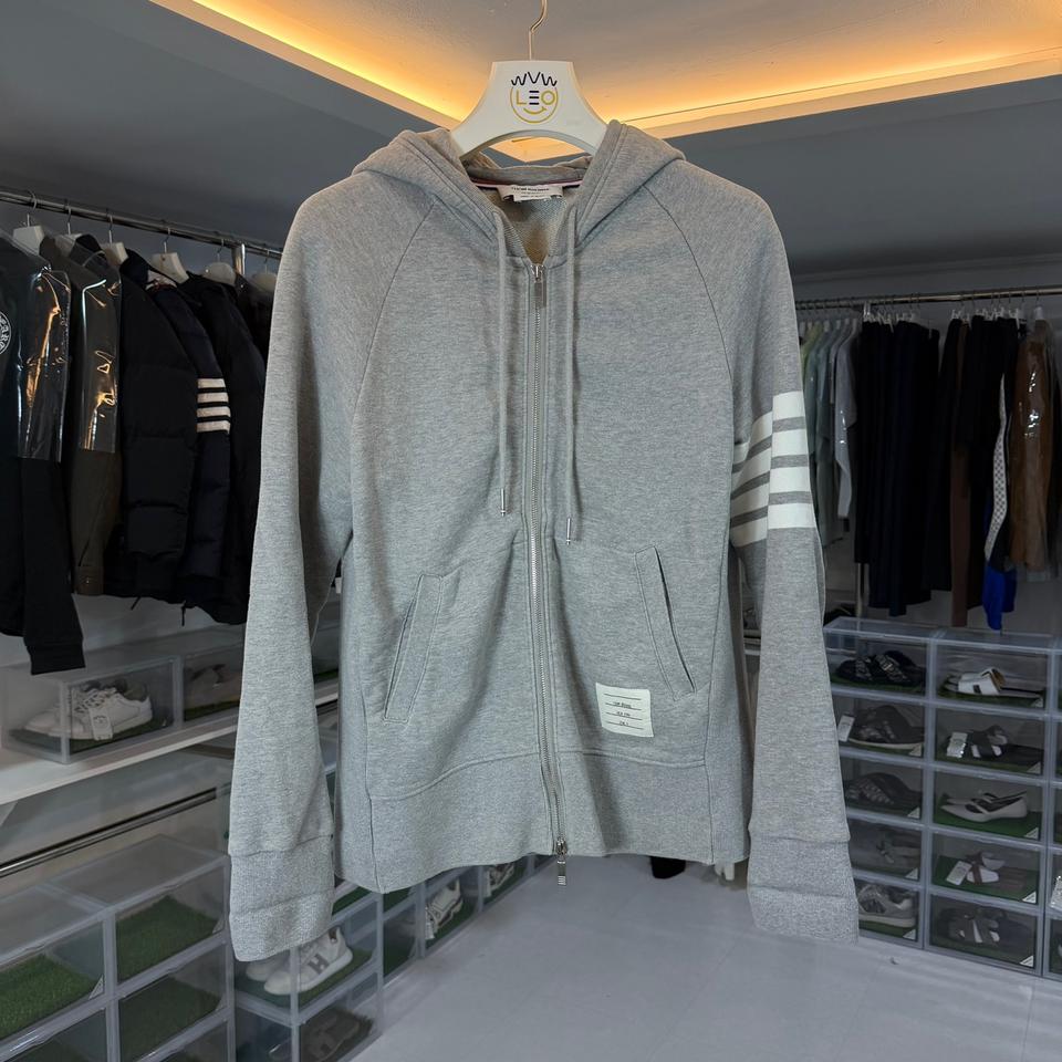 [리오브전포점] 톰브라운 사선 완장 자수 후드집업