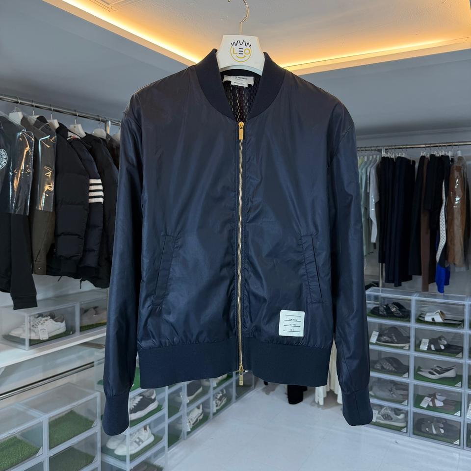 [리오브전포점] 톰브라운 백삼선 스트라이프 금장 봄버 자켓