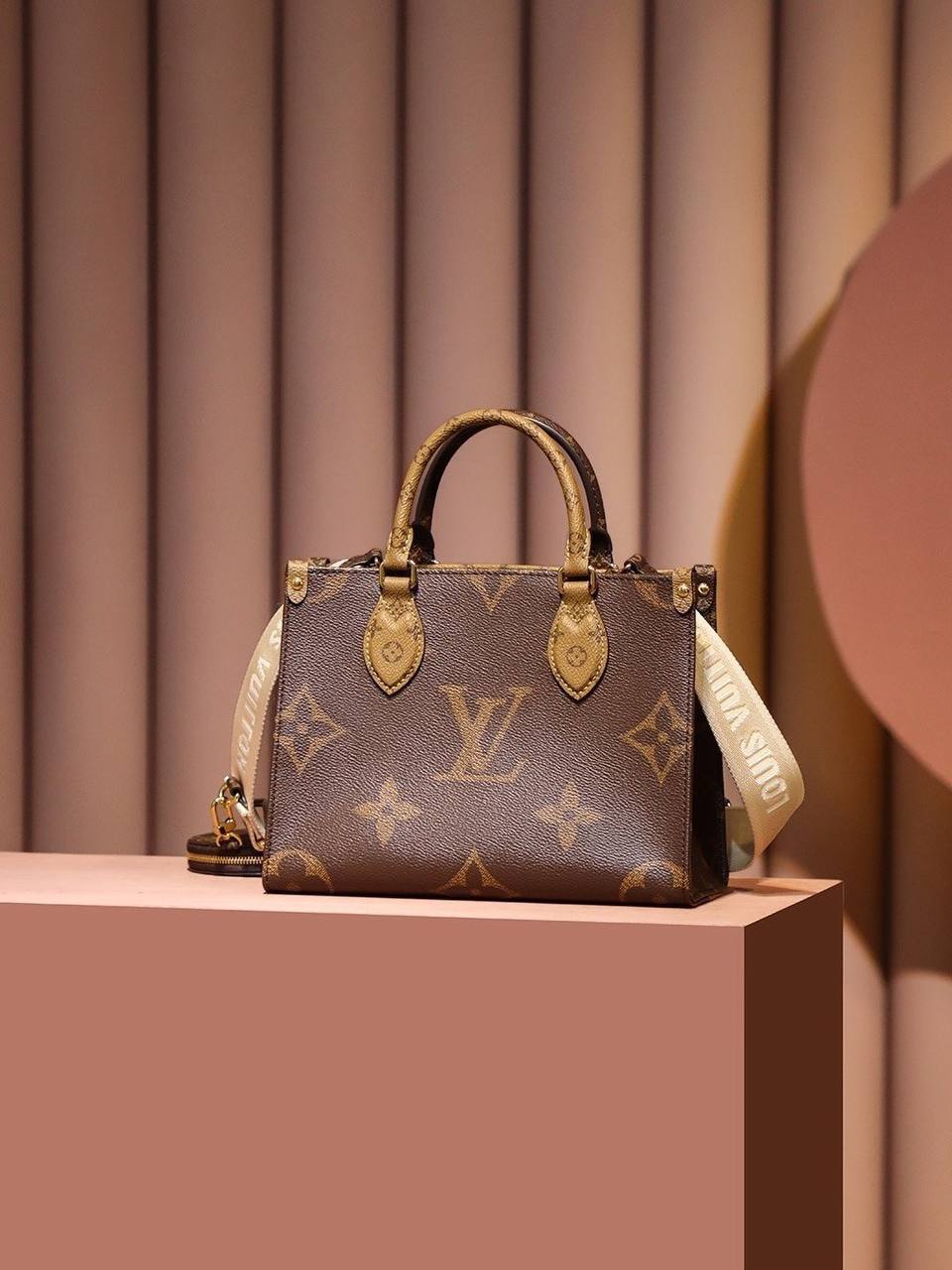 루이 비통 온더고 PM(Louis Vuitton OnTheGo PM)