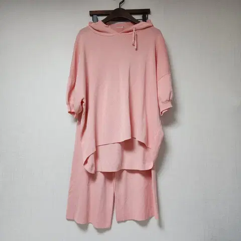 핑크색 니트 후드 반팔 상하의 세트