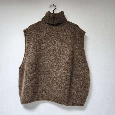 브라운 터틀넥 니트 조끼