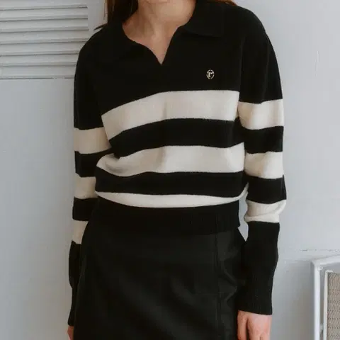 로라로라 스트라이프 오픈카라 블랙 울 니트 F