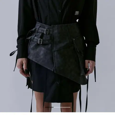 트리밍버드 레더 스트랩 벨트 디테일 레이어드 랩 스커트 다크 그레이