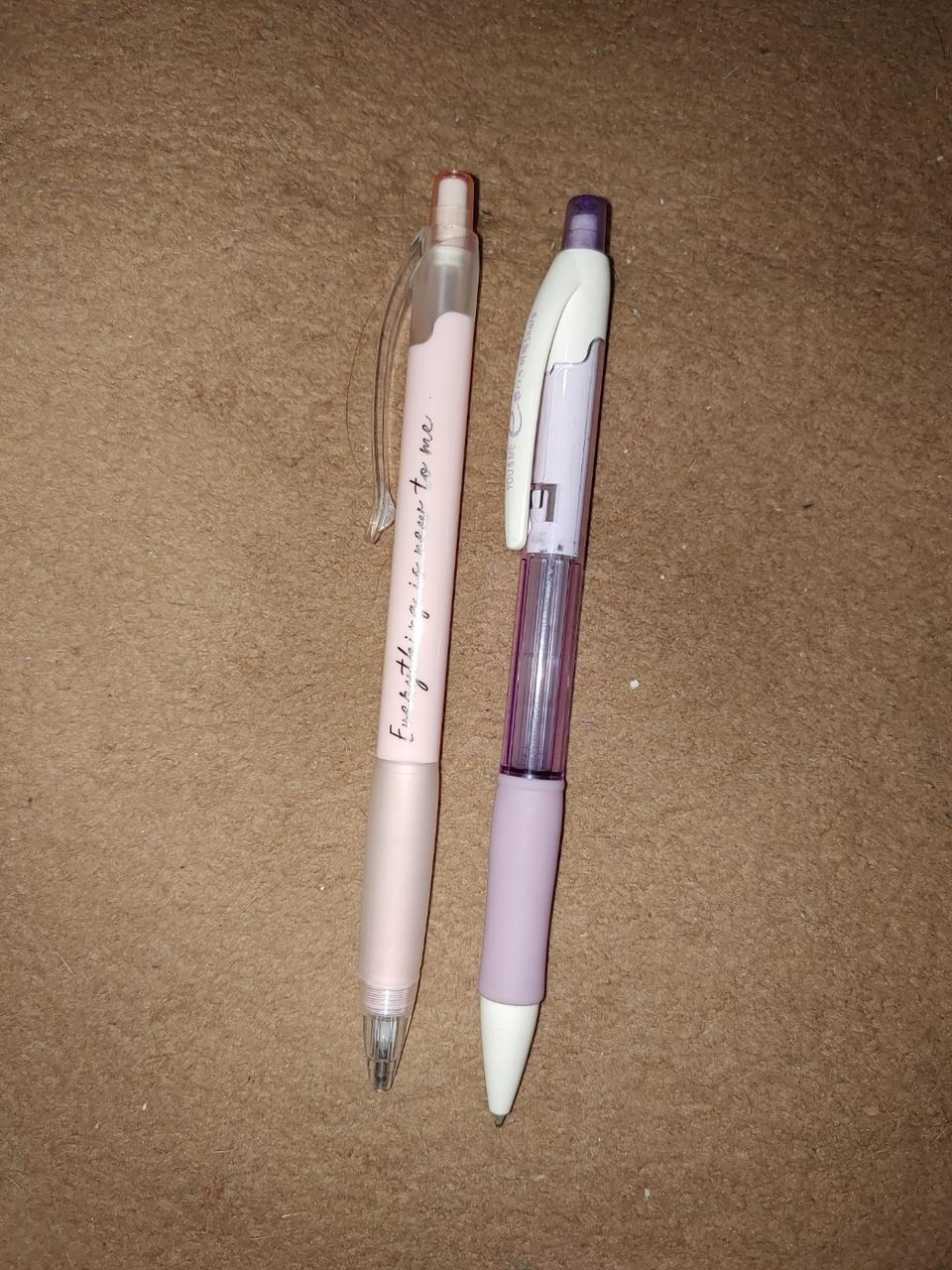 볼펜 2자루 펜 필기도구