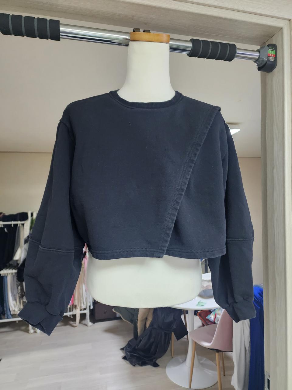 사선 크롭 맨투맨 블랙티