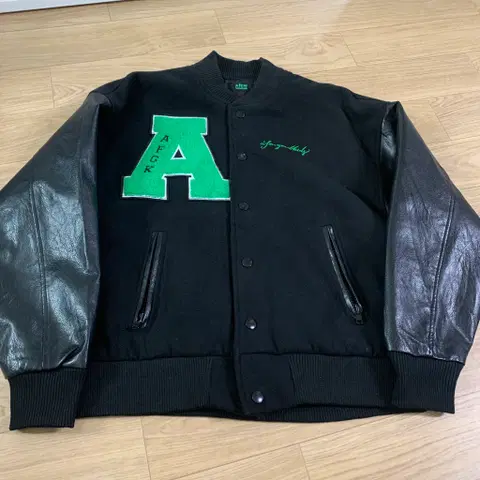 M)a few good kids 3d패치 바시티 자켓