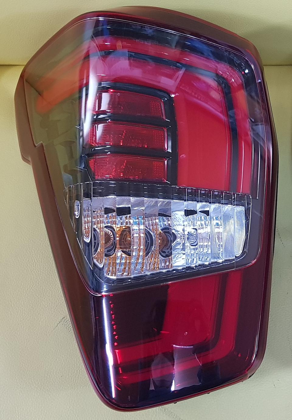 렉스턴스포츠 후미등 데루등 테일램프 운전석쪽 순정 LED 25년식