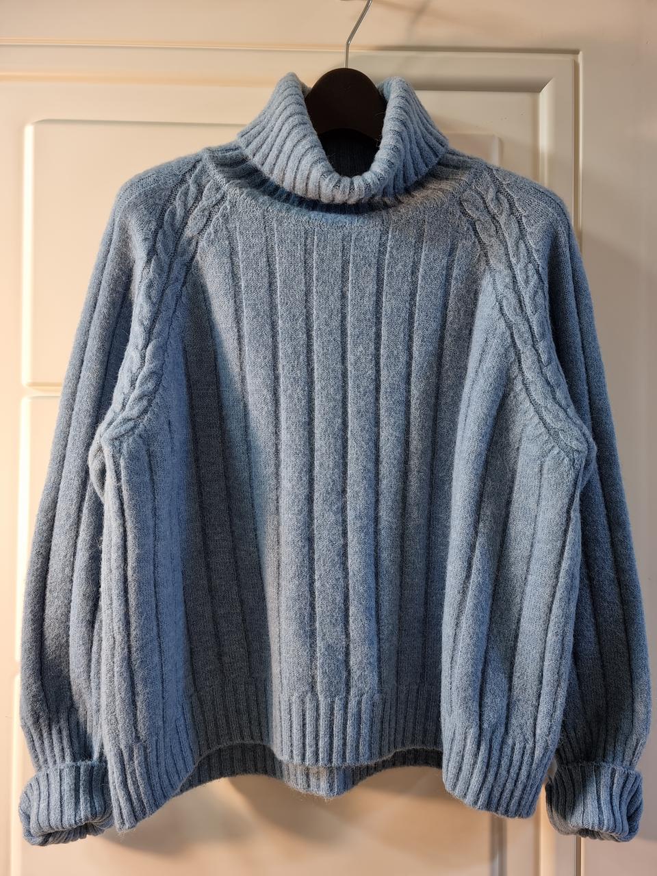 더틸버리 블루멜란지 하이넥 세미크롭 니트