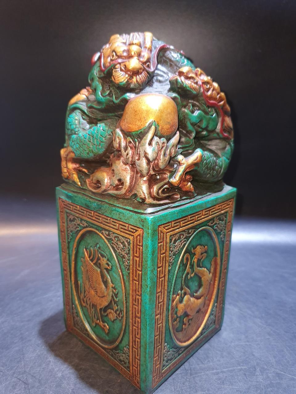 녹송석 금채 용 낙관