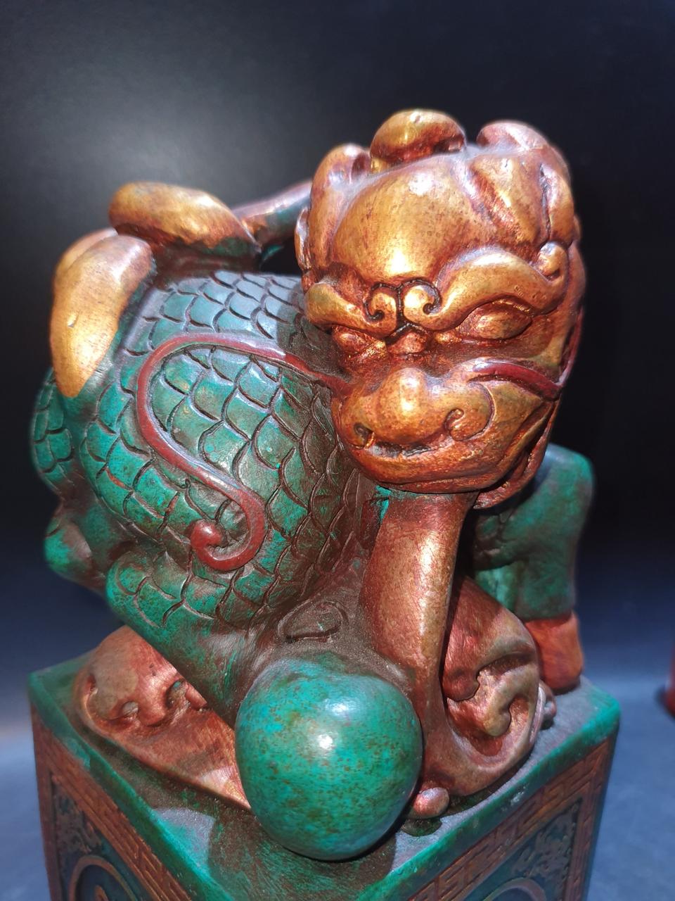 녹송석 금채 용기린 낙관