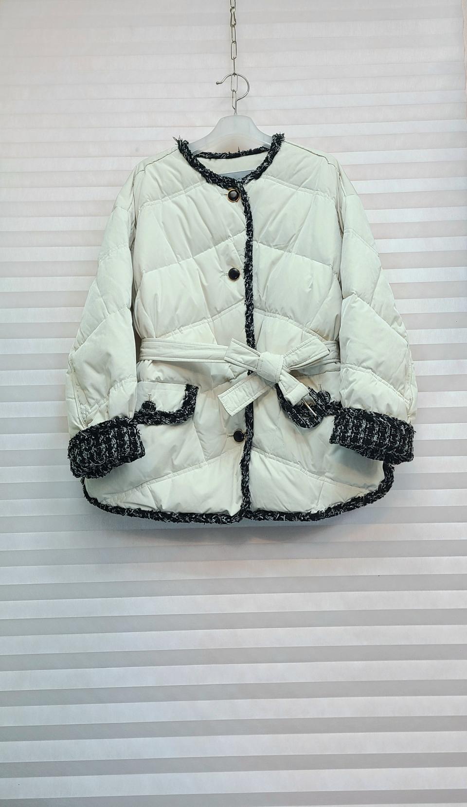 지컷> 트위드 배색 구스다운 벨트 패딩 (299,400원)