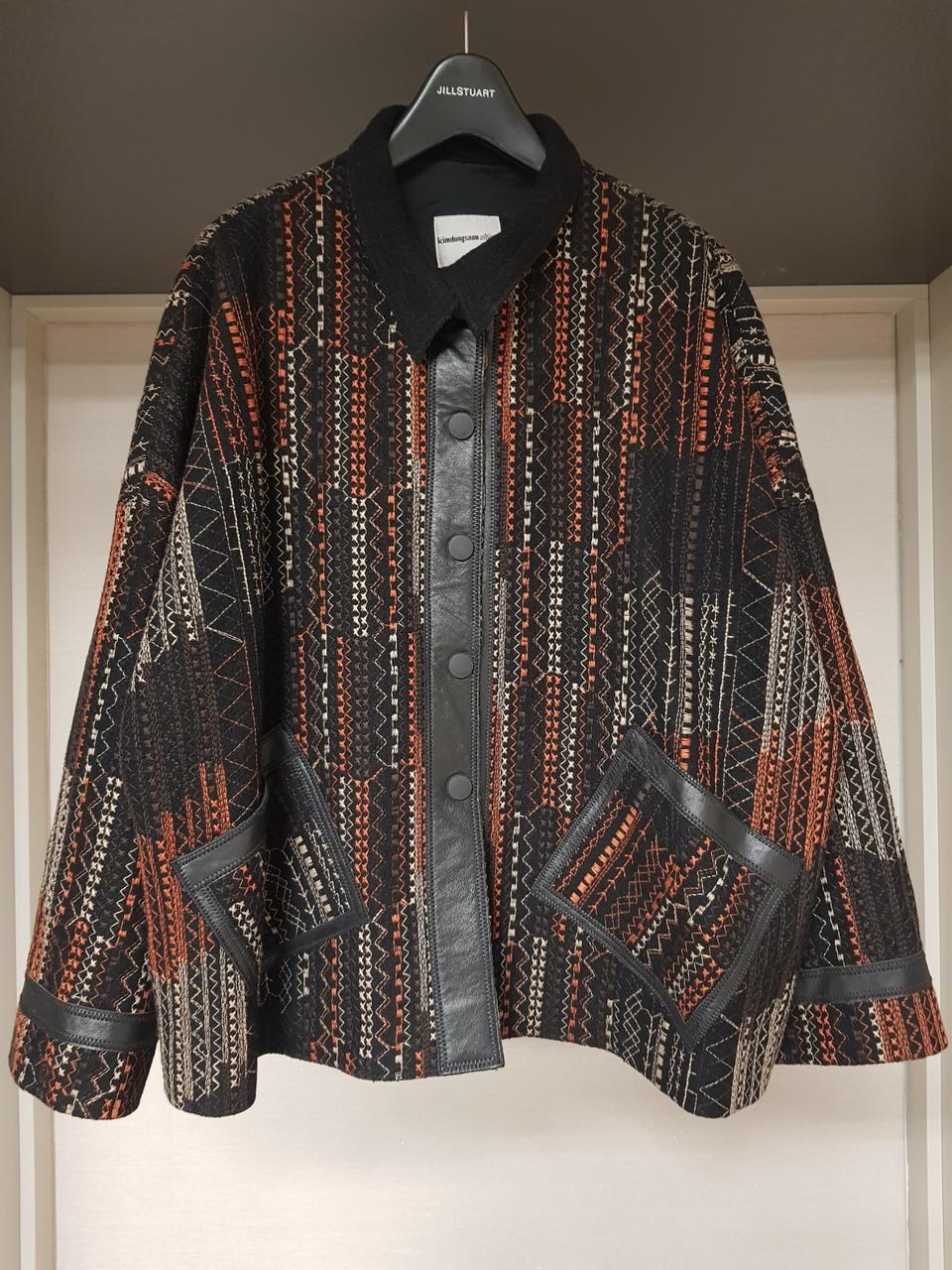 김동순울티모 천연가죽배색 자수울아우터