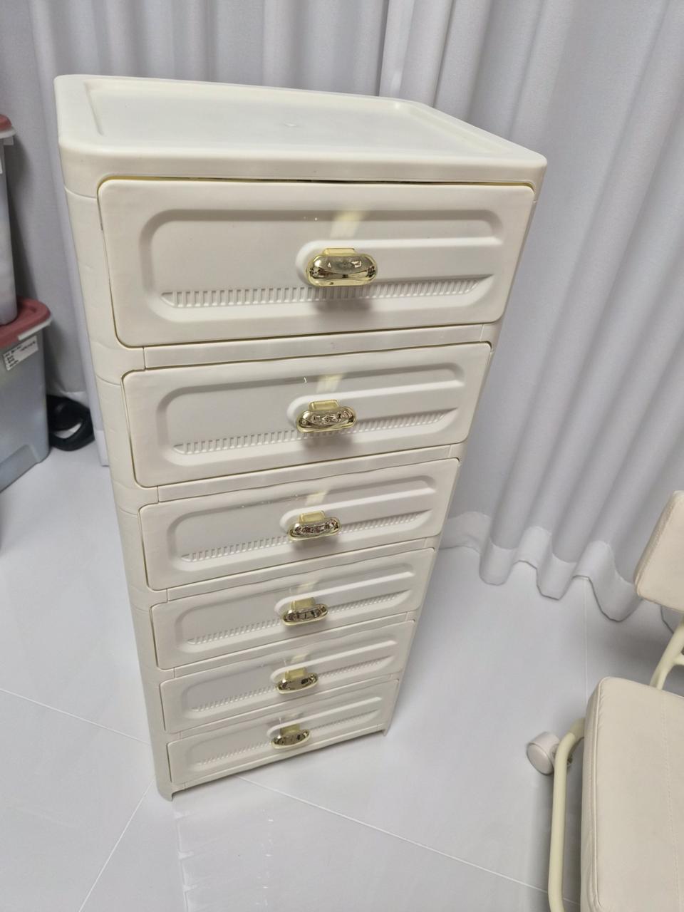 아이보리 색상 6단 서랍 수납장