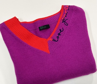 베네통 레터링 V넥 니트