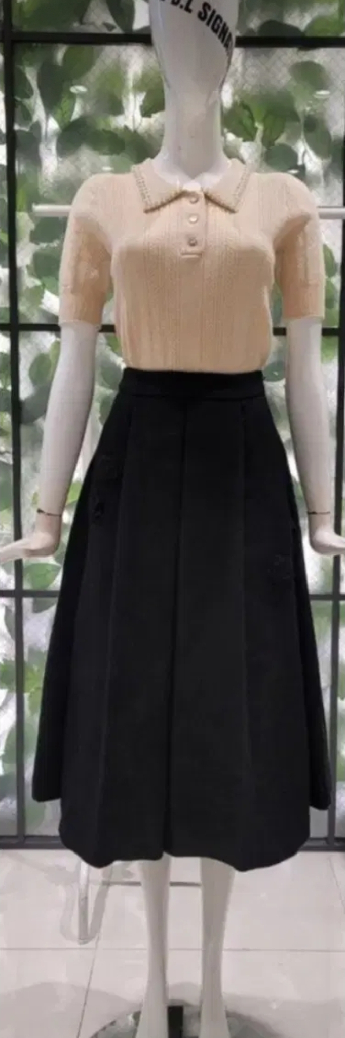 듀엘 코사지장식 플레어 뒷밴딩 스커트 55사이즈 새제품블랙컬러