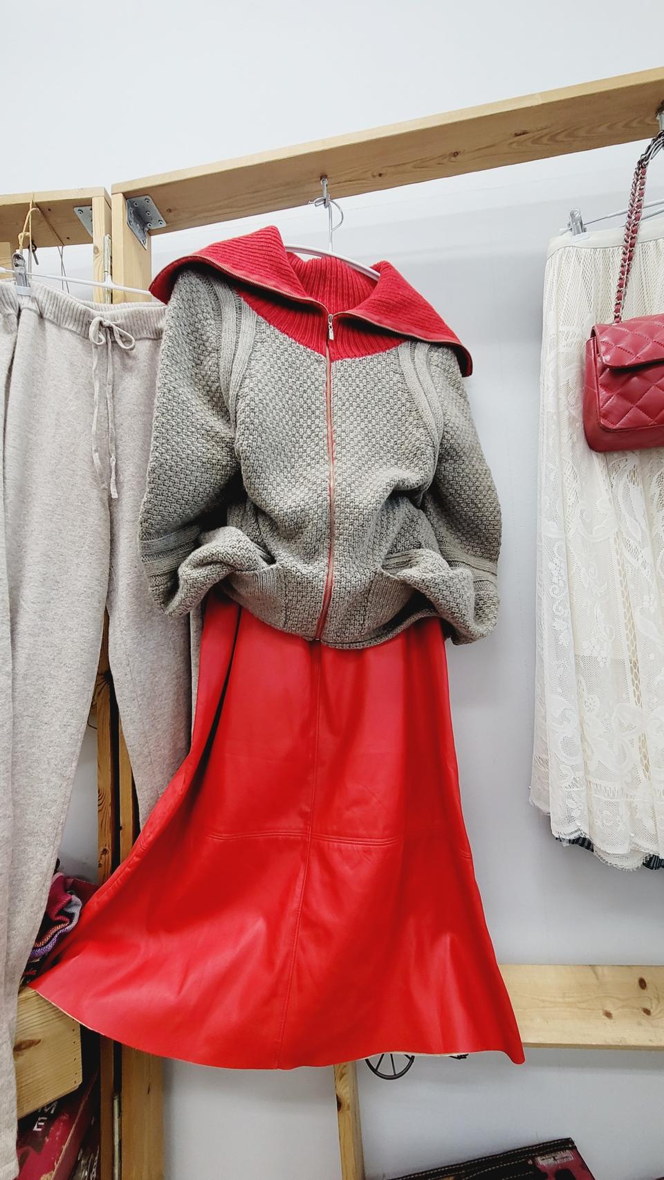 레드카라 니트집업. 아뜰리에 가죽스커트