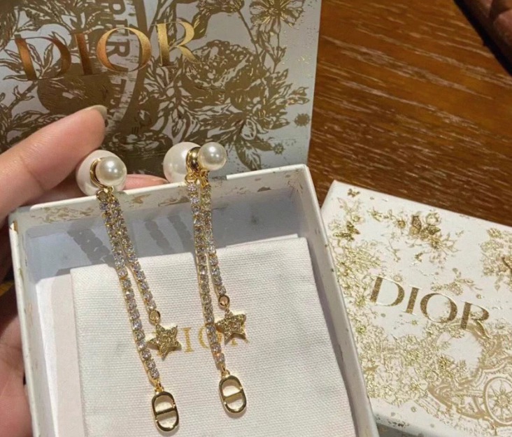 디올 펄 스타 CD 레터링 프린지 이어링