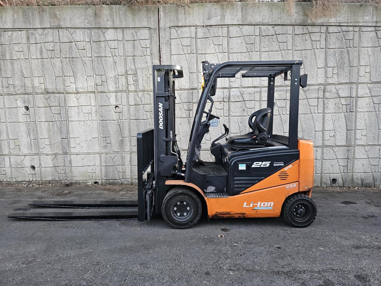 중고지게차 두산 전동좌식 2.5톤 지게차 (3단, 4스플,사이드쉬프트)