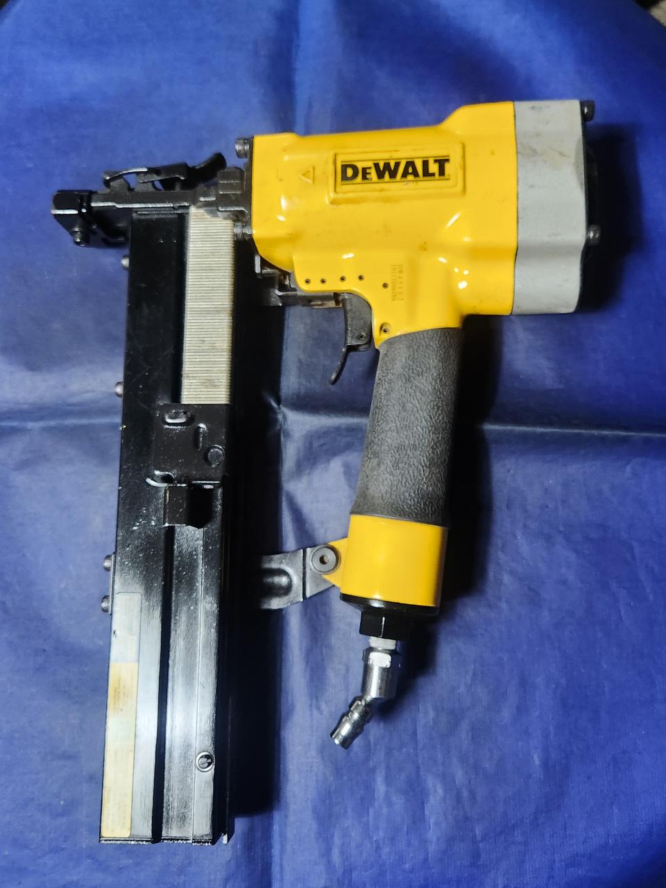 디월트 16게이지 스테이플러타카 DW451S2 팝니다