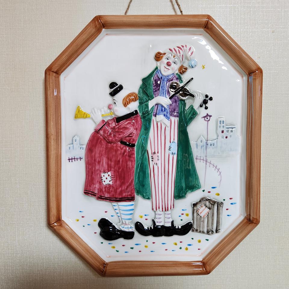 일본 카토코게이 유광 세라믹 핸드페인티드 피에로(삐에로) 부조 벽걸이.