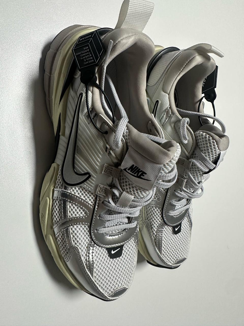 나이키 v2k런 서밋 화이트 메탈릭 실버 새상품판매합니다