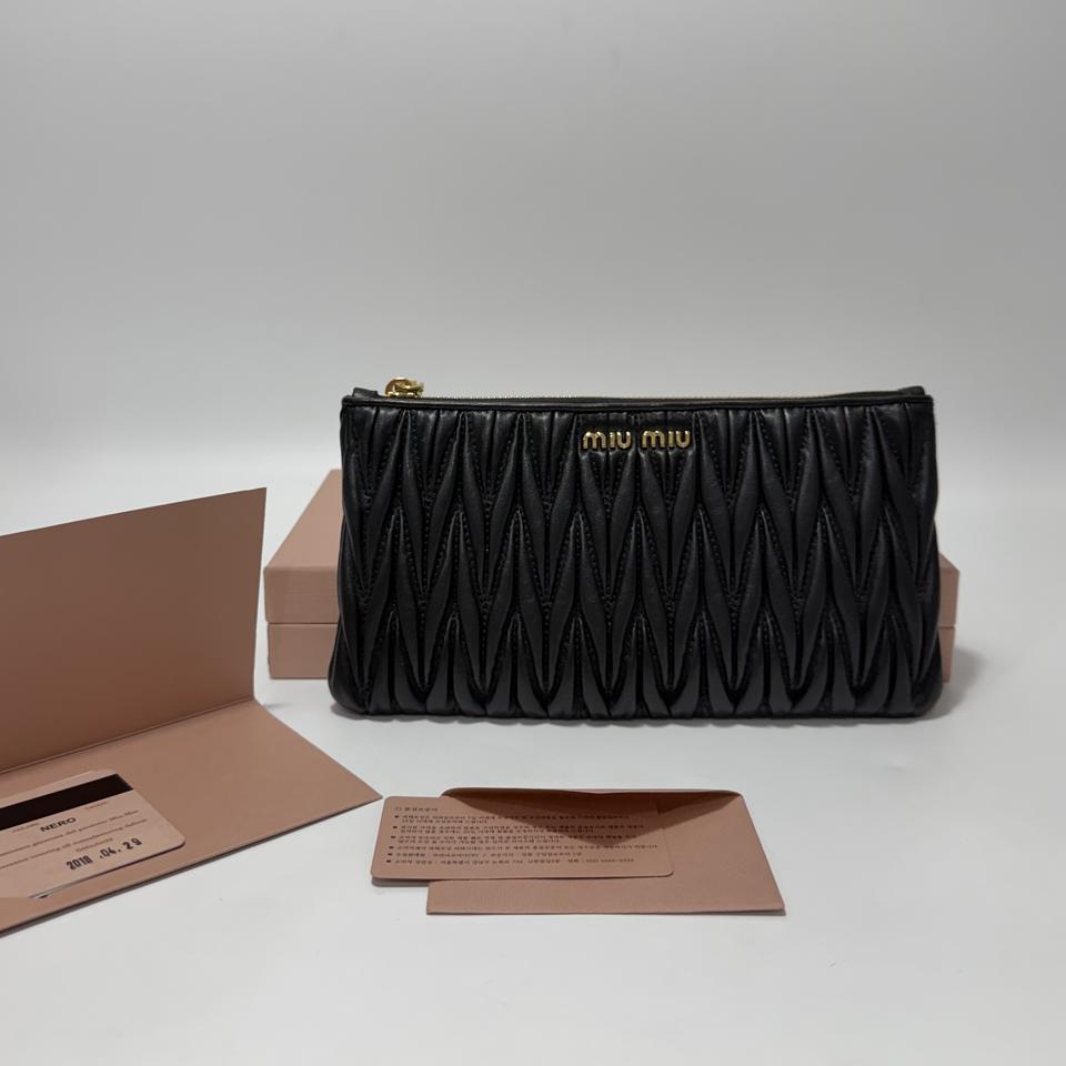 미우미우 마테라쎄 여성 클러치백