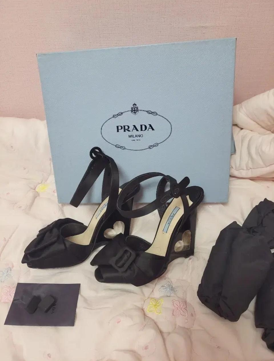 정품)새상품급처!프라다 리본 오픈하트 공주샌들 인형구두 슬링백 힐 선물용