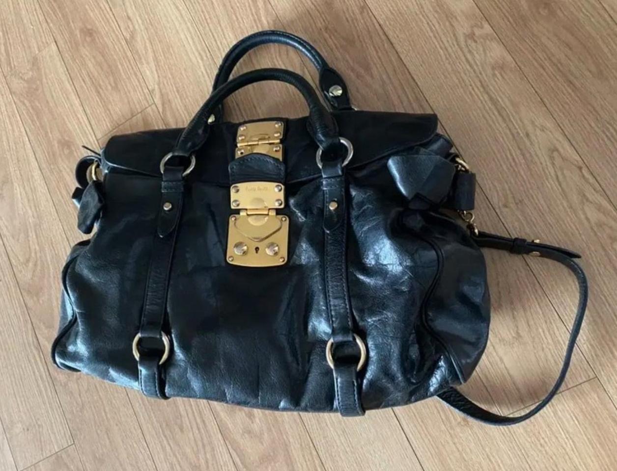 [미우미우 정품] miumiu 클래식 블랙 금장 리본 버클 사첼백 