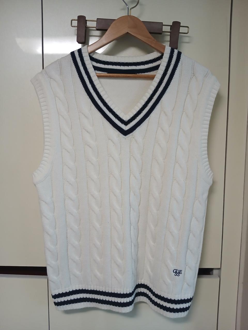 게스 흰색 꽈배기 니트 조끼 100사이즈