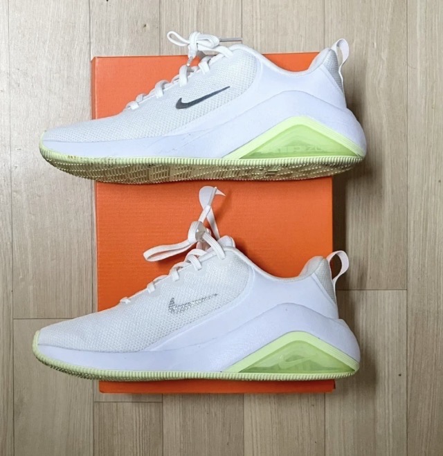 나이키 최신 모델 벨라235/240(배송포함)