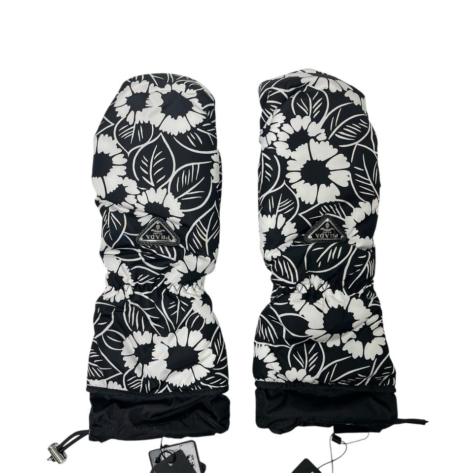 새상품 프라다 패딩 장갑 트라이앵글 로고 플라워 블랙