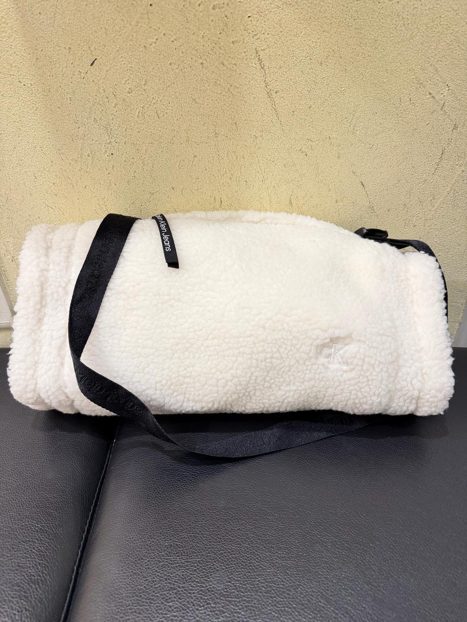 켈빈클라인 핸드워머 백